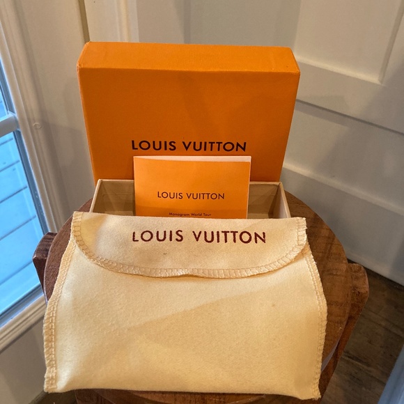 Louis vuitton mens wallet - Picture 2 of 6